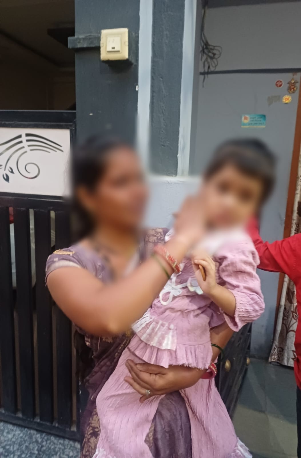 इंदौर के थाना  चन्दन नगर क्षेत्र में घर की राह भटकी 04 वर्षीय बालिका, डायल-112 जवानों ने परिजन से मिलाया।
